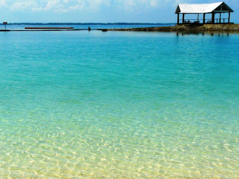 Klares Wasser am Strand der Insel Masbate