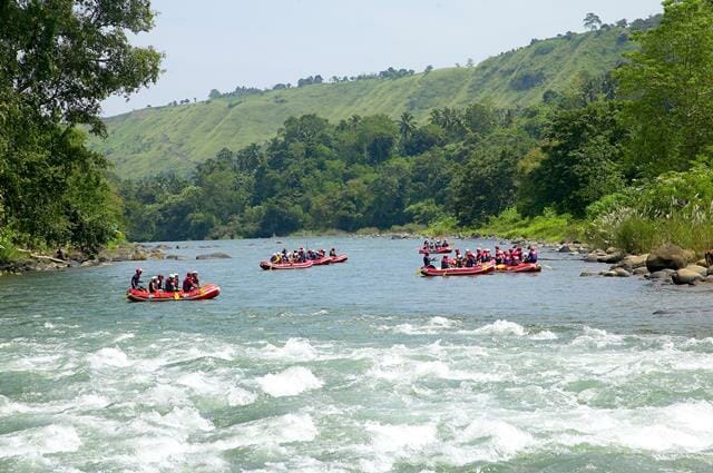 Wildwasser Rafting Gruppe im Cagayan de Oro Fluss